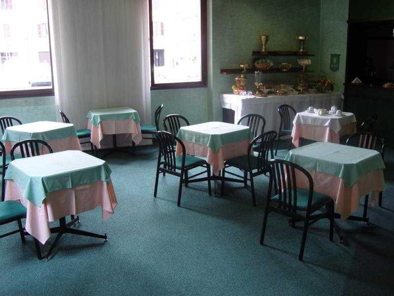 Nuovo Albergo Italia Abbiategrasso Exteriör bild